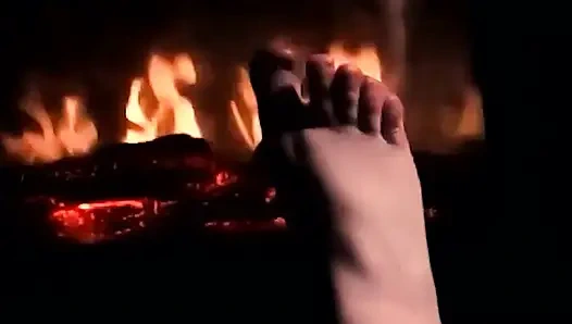Sana güzel bir ateşli ayakla mastürbasyon yapmak için ayaklarımı ısıtıyor