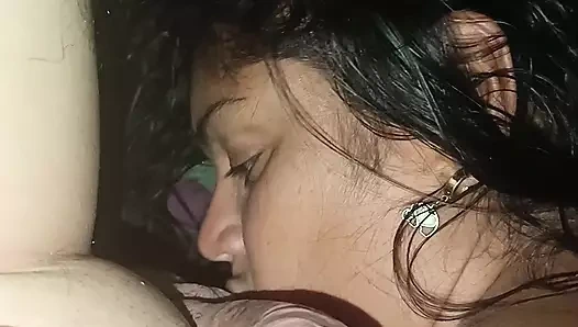 Tatlı bir orgazm olana kadar Hintli üvey annemi sikiyorum