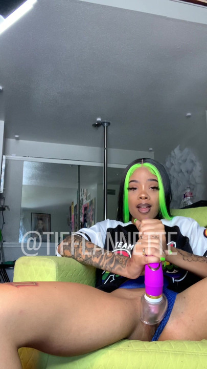 Tiffany Lannette yeni seks oyuncağı kullanıyor