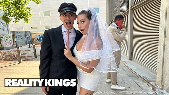 Reality kings - yae triplex kocası tarafından yok sayılıyor ve şanslı şoförün yarağının üzerinde teselli buluyor