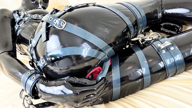 OnlyFans teaser - yerleşik vajinal ve anal prezervatifli lateks kedi kıyafetiyle anal eğlence!