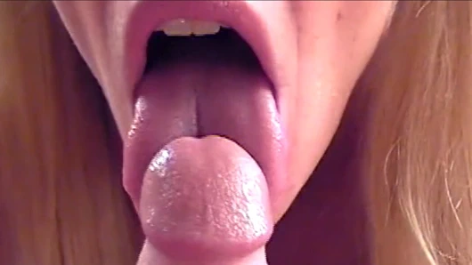 Seksi sarışın küçük yarak emiyor ve gümüş dildoyla oynuyor