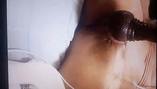 Tatmin ayrıca rahatlamak için kendi yarağını sıvazlıyor