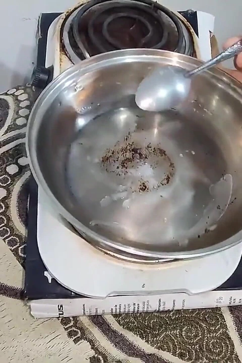 Pişirmek ve yemek için tüm dölleri çıkartana kadar büyük bir yarağın tadını çıkarıyor