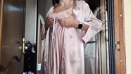 İki üvey annem - biri aynada - beni gerçek seks bebeklerini sikerken yakaladı