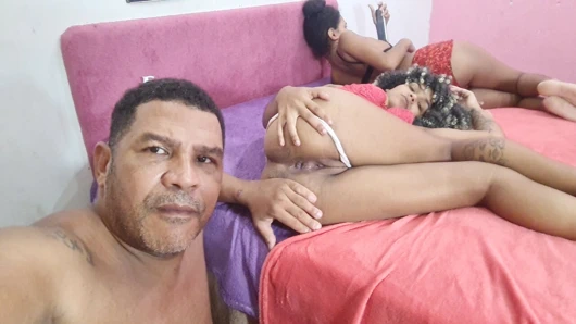 Genç kız karımın gavatın yanında taçla sikişiyor