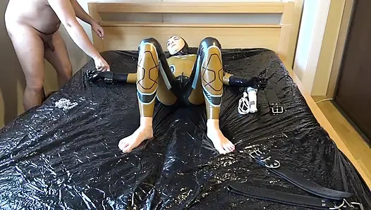 Lateks Danielle yatağa bağlı ve masaj vibratörüyle mastürbasyon yapıyor