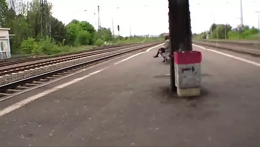 Yüksek topuklu nine alınıyor ve inceleniyor