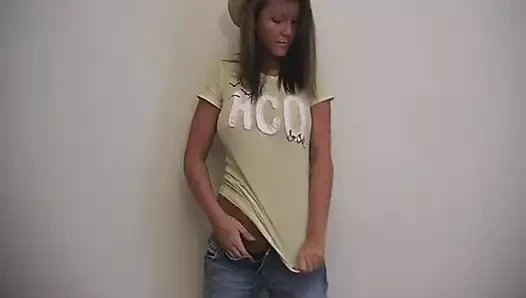 Muhteşem büyük memeli genç kız tek başına gidiyor