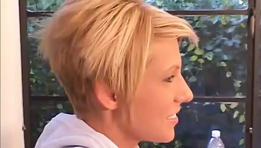 Göğüsler onun darbeleri ne kadar sert ise o kadar sert sikiliyor