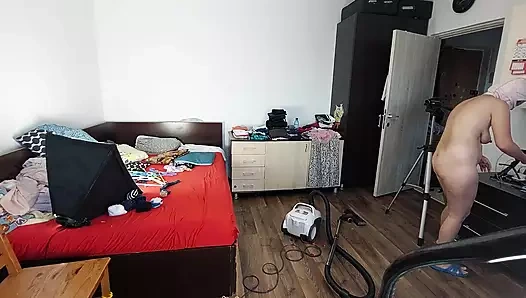 Amatör bir kadın evi elektrikli süpürge ile temizliyor. Seksi anne çıplak güllerle eğleniyor