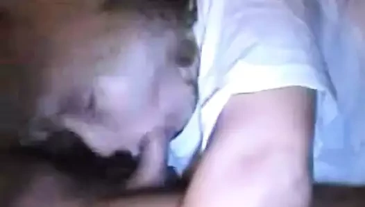 elle le suce et se fait baiser