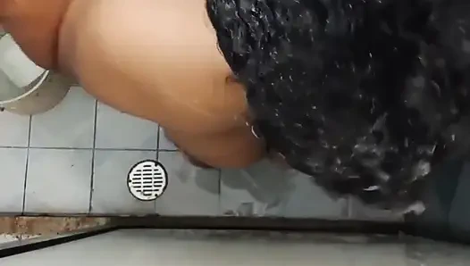 Cep telefonumu baldızımın banyosuna koydum ve o fark etmeden kaydettim