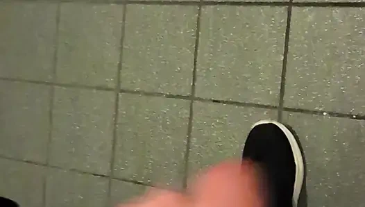 Dinlenme alanına mastürbasyon yapıyor