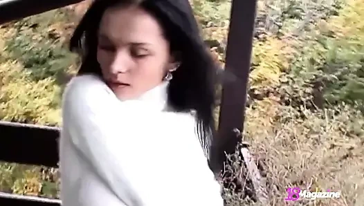 Güzel 19 yaşındaki Katie Fey'in üstsüz sikişme derlemesi