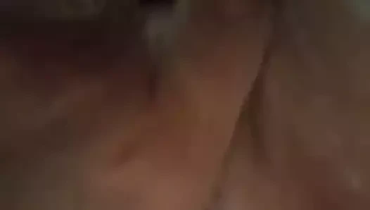 Büyük kedi dudaklarını yıkamak