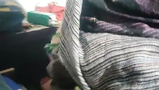 Evli kadın genç amcığını kocasına gösteriyor