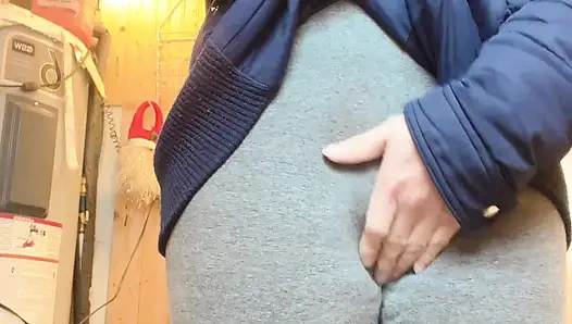 Hana mutfakta yemek pişiriyor, sonra tuvalete işemesi gerekiyor