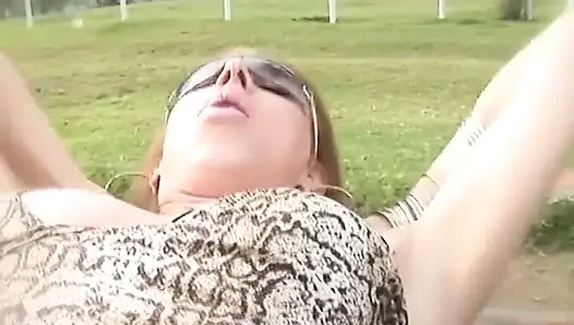Adam kızıl saçlı travesti götünü sikesin diye yarağını yoldan çıkarıyor