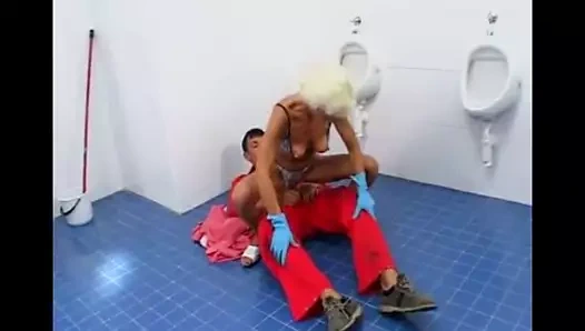 Sıcak sarışın anneanne kahrolası derleme