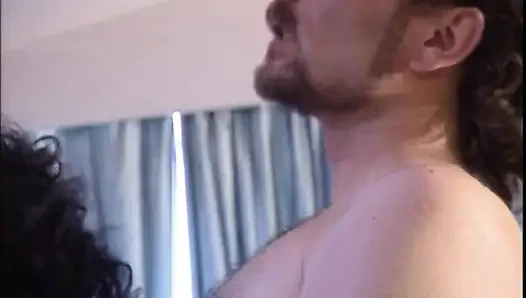 Рыжая девушка в тройничке, винтажный член, сосет киску и трахается