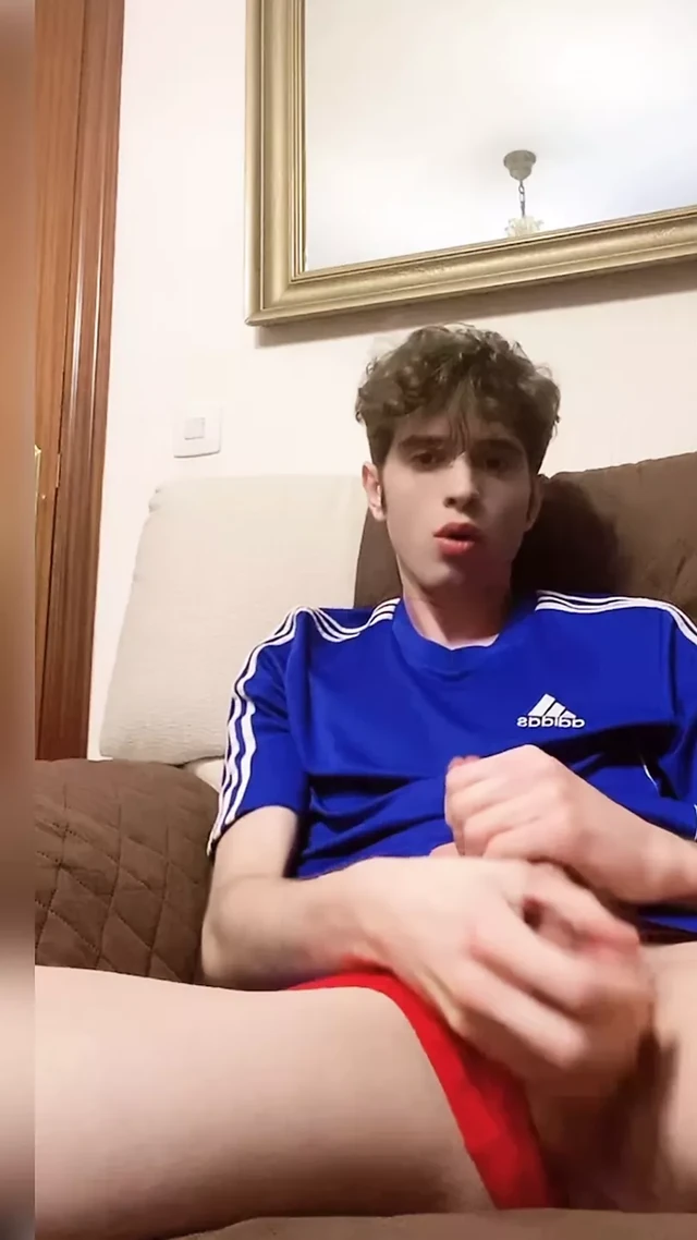 Молодой университетский паренек с большим членом мастурбирует после занятий