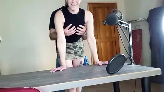 Podcast yaparken komşumun kocasını sikiyorum