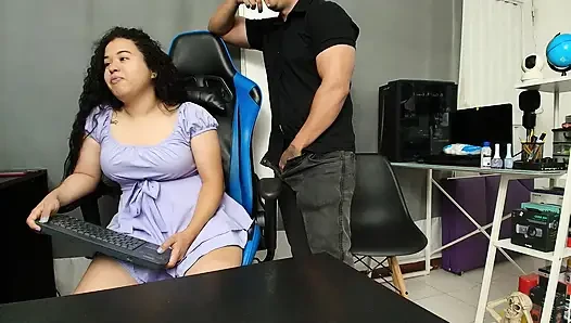 Ofisimde azıyor, çok sürtük