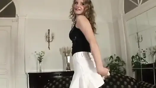 Ateşli edepsiz kaltak büyük sert yarağa biniyor!