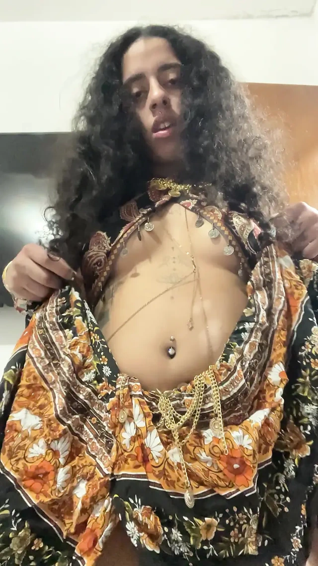 Boho eteğinin altında kıllı amcığıyla latin Arap tanrıça (azdırma)