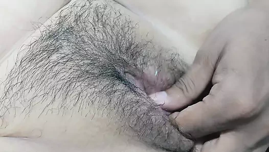 Üvey teyzemin amcığı büyük ve ıslak. Üvey teyze ona eşlik etmemi söyledi