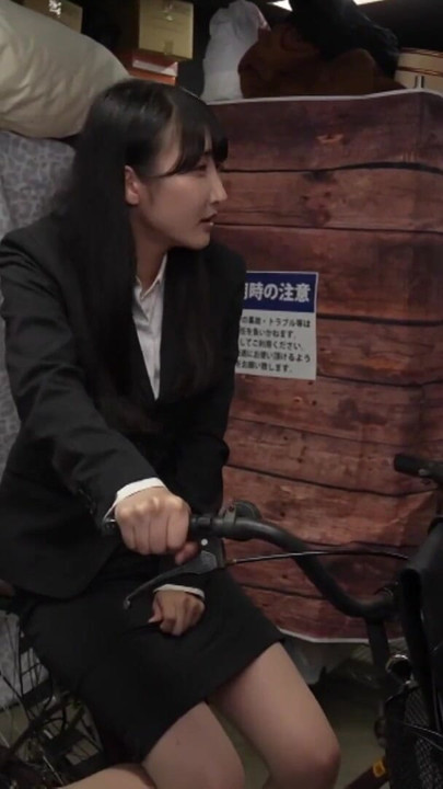Güzel, büyük kalçalı bir ofisin bisiklet eyerinde şaka yapıyor | Klip 1