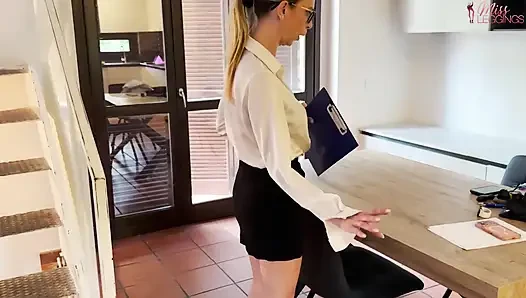 Deneyimsiz emlakçı dava, kararsız müşteriyi ilk sözleşmesini kapatması ve işini kaybetmemesi için baştan çıkarıyor