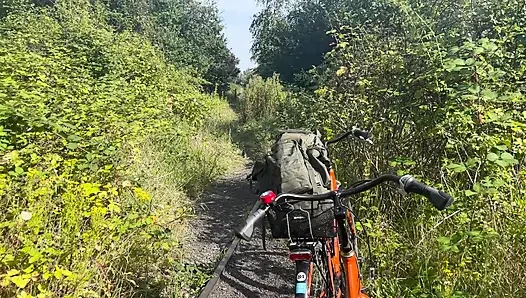 Terk Edilmiş Bir Bileşik Horoz Üzerinde Cathysol Ile Üflendi Ve Sikildi
