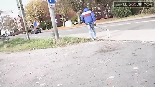 Sıska orta yaşlı seksi kadın canavar yarak emiyor ve sonra ağzına boşaltıyor
