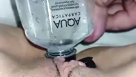 Vajinaya Bir Şişeden Su Koy