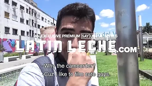 Büyük horoz ile asosyal çocuk okul tuvaletlerinde sürpriz olur