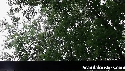 Kız arkadaşım açık havada serin bir esintide tıraşlı amcığına izin veriyor