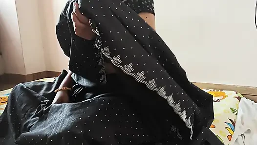 Seksi ev hanımıyla alay ediyor