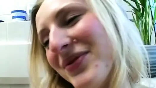 Sarışın hatun yarak emiyor ve sert mor dildoya biniyor