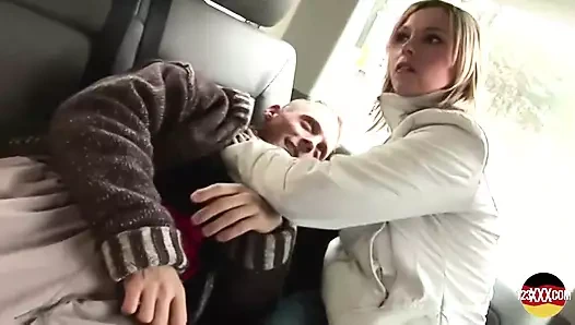 Almanya'dan çarpıcı vücutlu hatun arabada sert bir yarakla sikişiyor