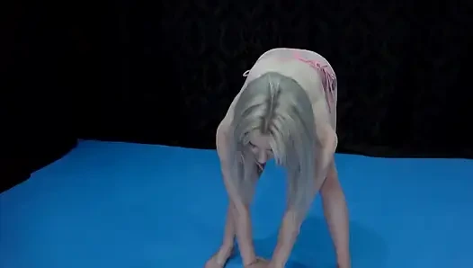 Süper ateşli kızlar güreş hareketlerini sergiliyor