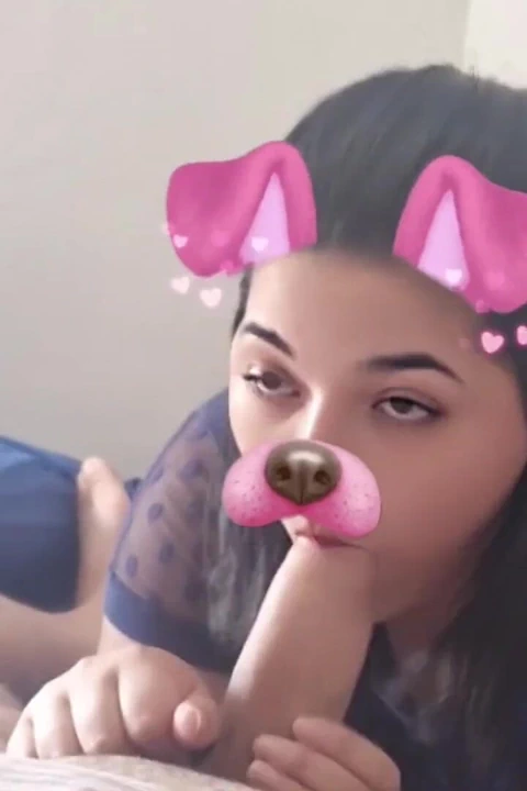 Büyük bir penis emiyor