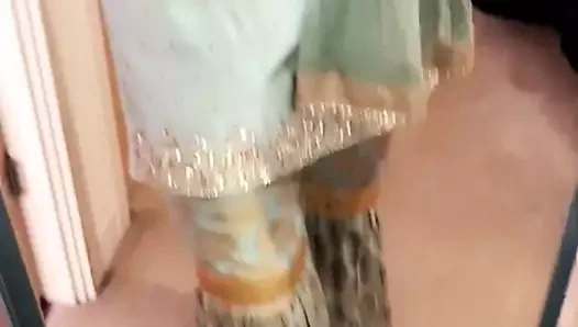 paki milf soyunma yukarı içinde Asya giysiler