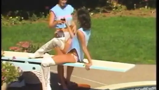 Seksi esmer hatun sıkı amcığıyla arkadaşının büyük takma yarağına biniyor