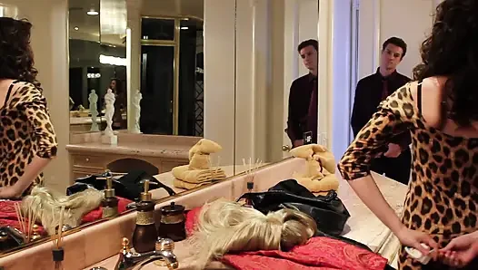 Büyük memeli sarışın orta yaşlı seksi kadın sikiliyor ve dölle kaplanıyor