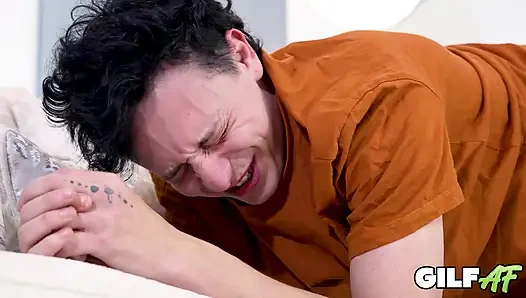 Gilfaf- nine Claire Knight mastürbasyon yapan delikanlıya şaplak atıyor ve ona sert biniyor