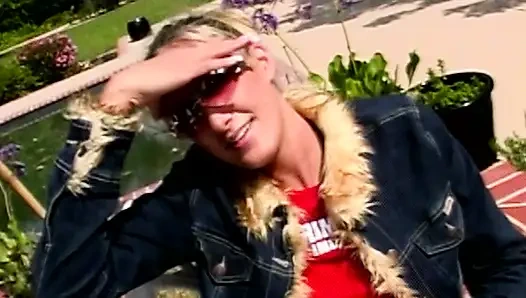 Interrassischer Anal-Urlaub: Heiße Blonde im Freien