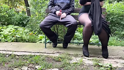 Kayınvalidem parkta dışarıda sutyenine boşalmama izin veriyor