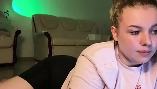 Jucielussie amcığını parmaklıyor ve lezzetli